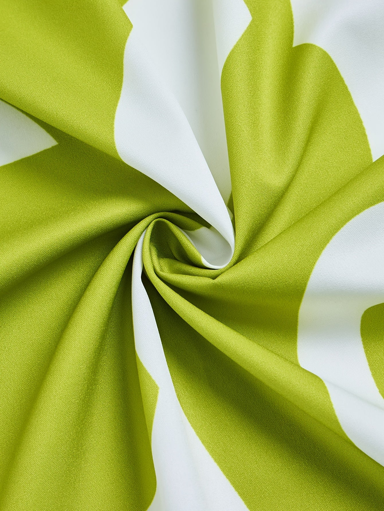 Découvrez l'élégance intemporelle avec cette robe maxi imprimée aux détails raffinés – Image 8