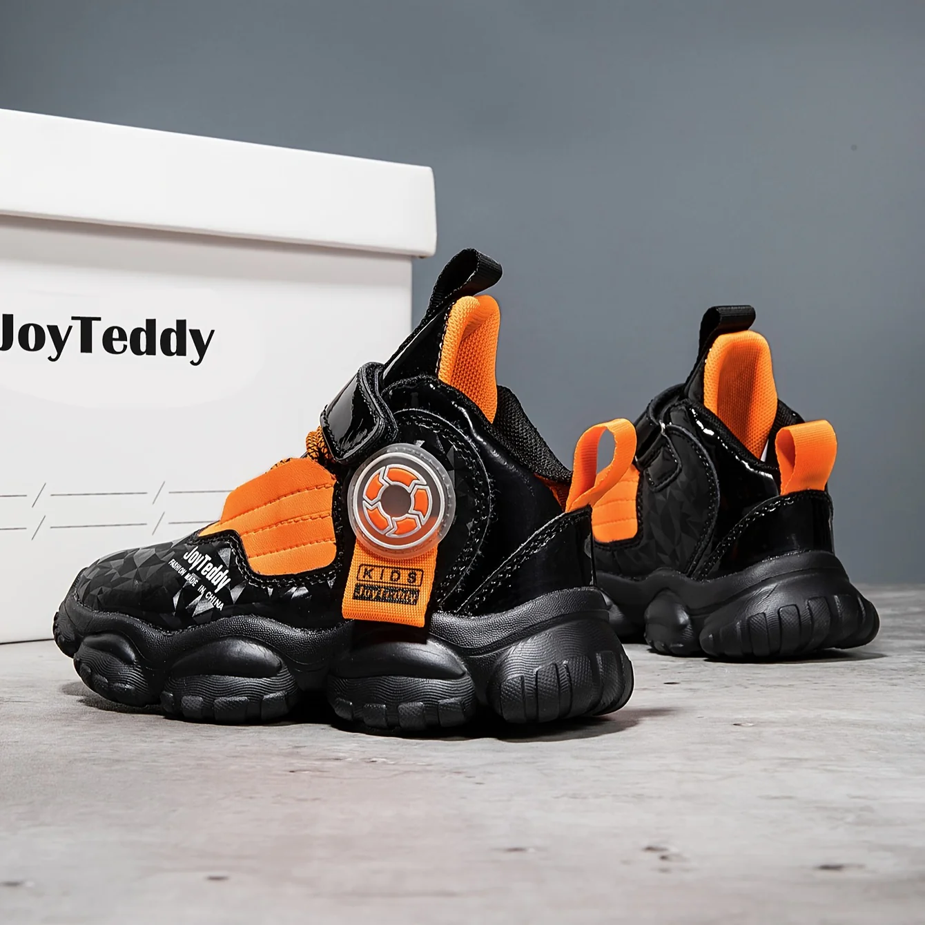 Une paire de chaussures de sport – Image 5