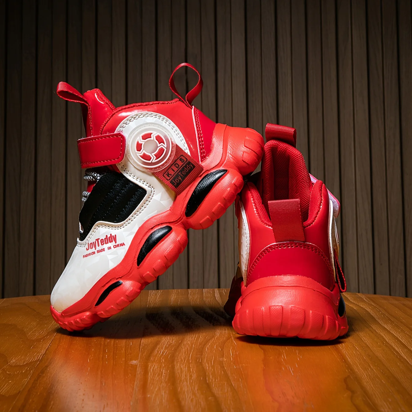 Une paire de chaussures de sport – Image 3