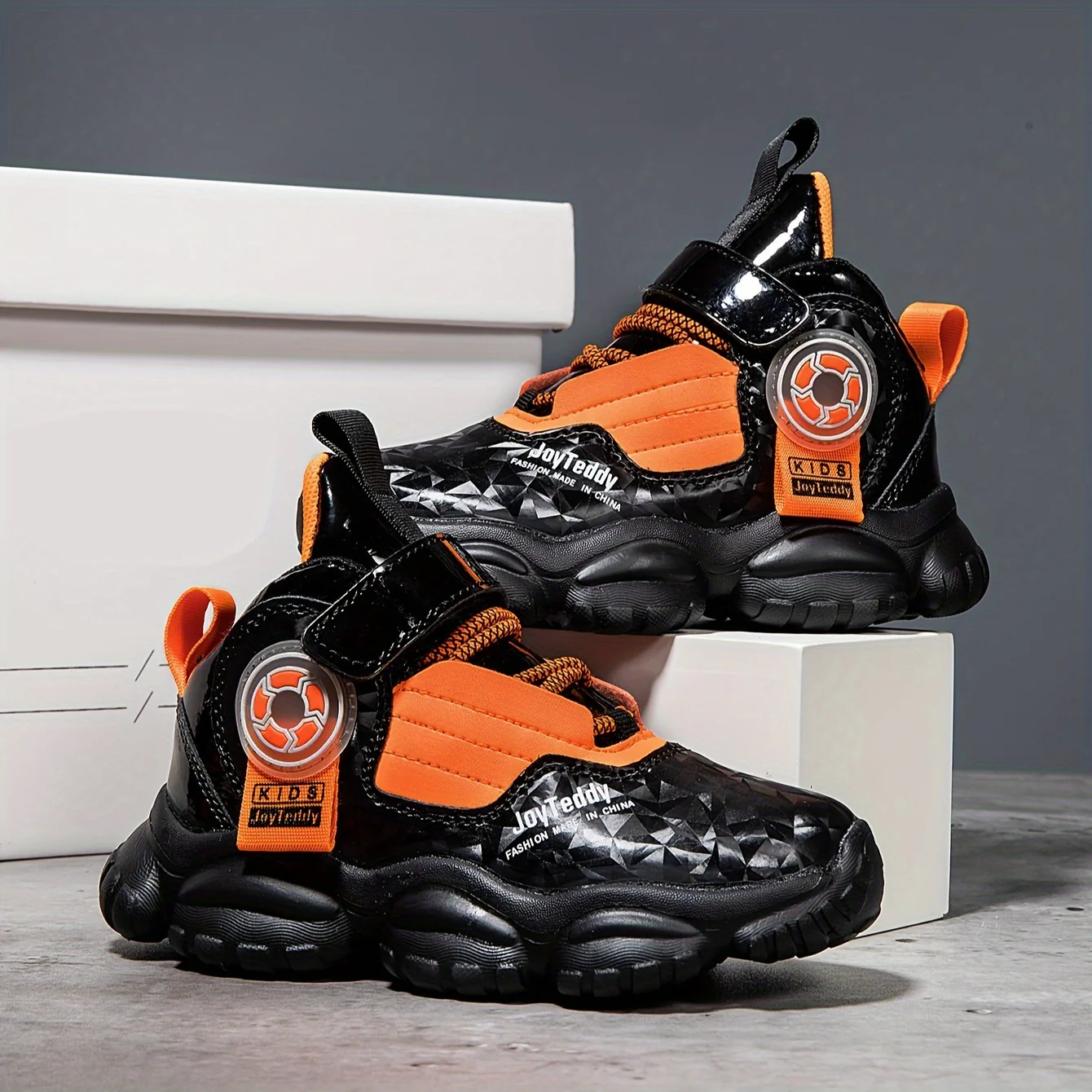 Une paire de chaussures de sport – Image 6