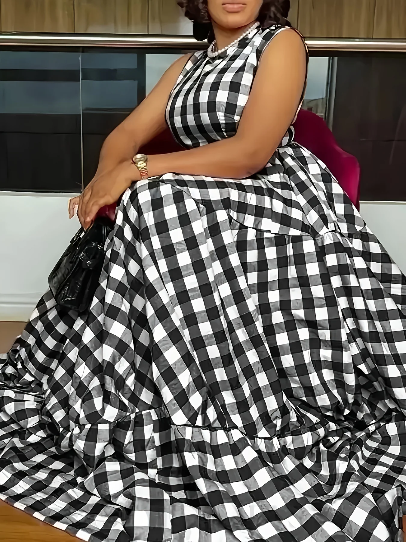 Découvrez l'élégance intemporelle avec cette robe d'été à carreaux – Image 3