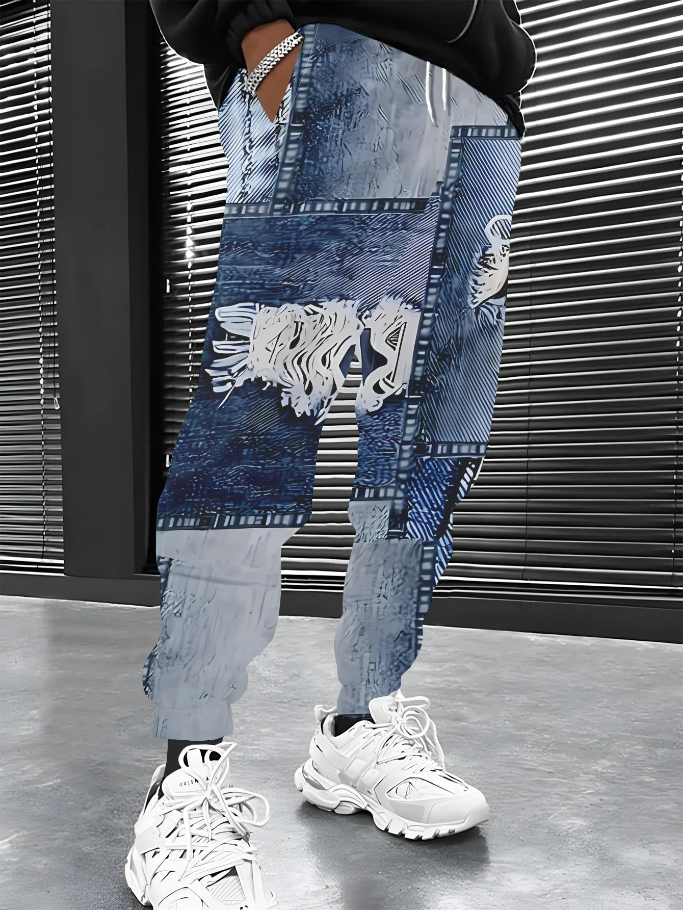Pantalon de jogging homme en denim patchwork délavé avec ourlet effiloché et poches déchirées - Polyester stretch – Image 3