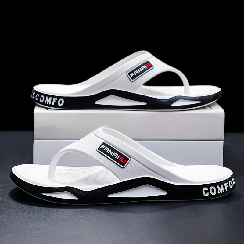 Une paire de tongs pour hommes