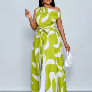 Découvrez l'élégance intemporelle avec cette robe maxi imprimée aux détails raffinés