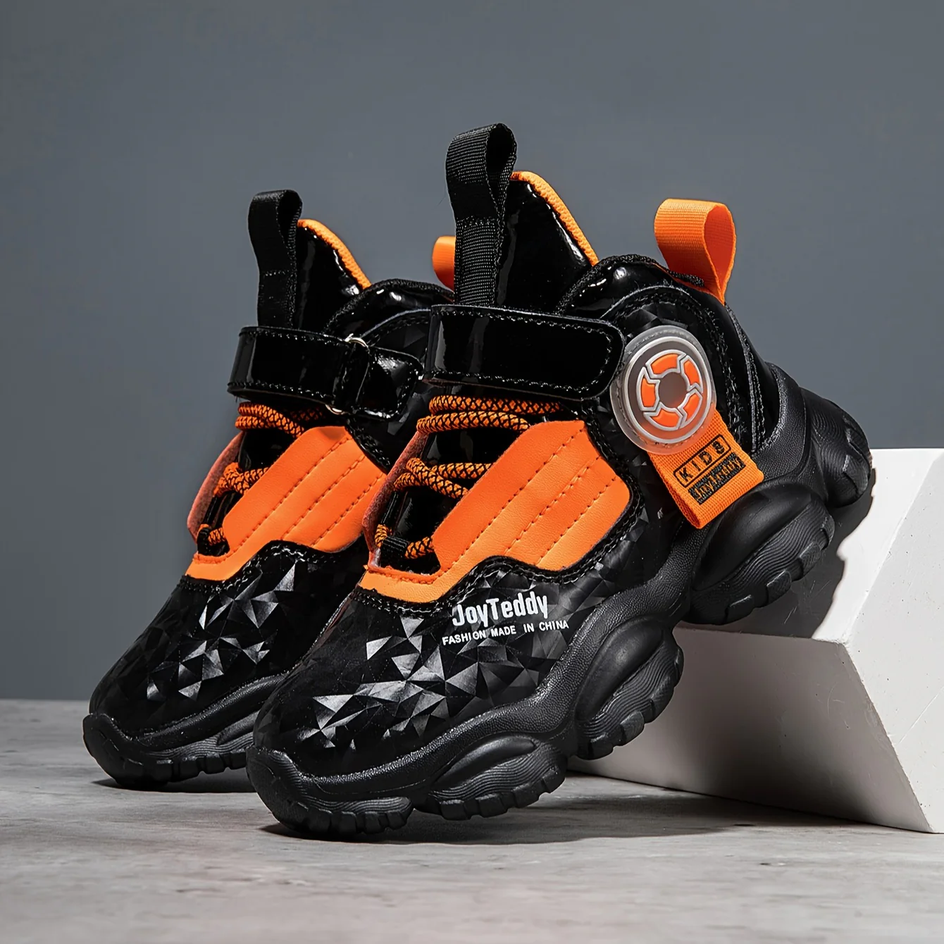 Une paire de chaussures de sport – Image 7