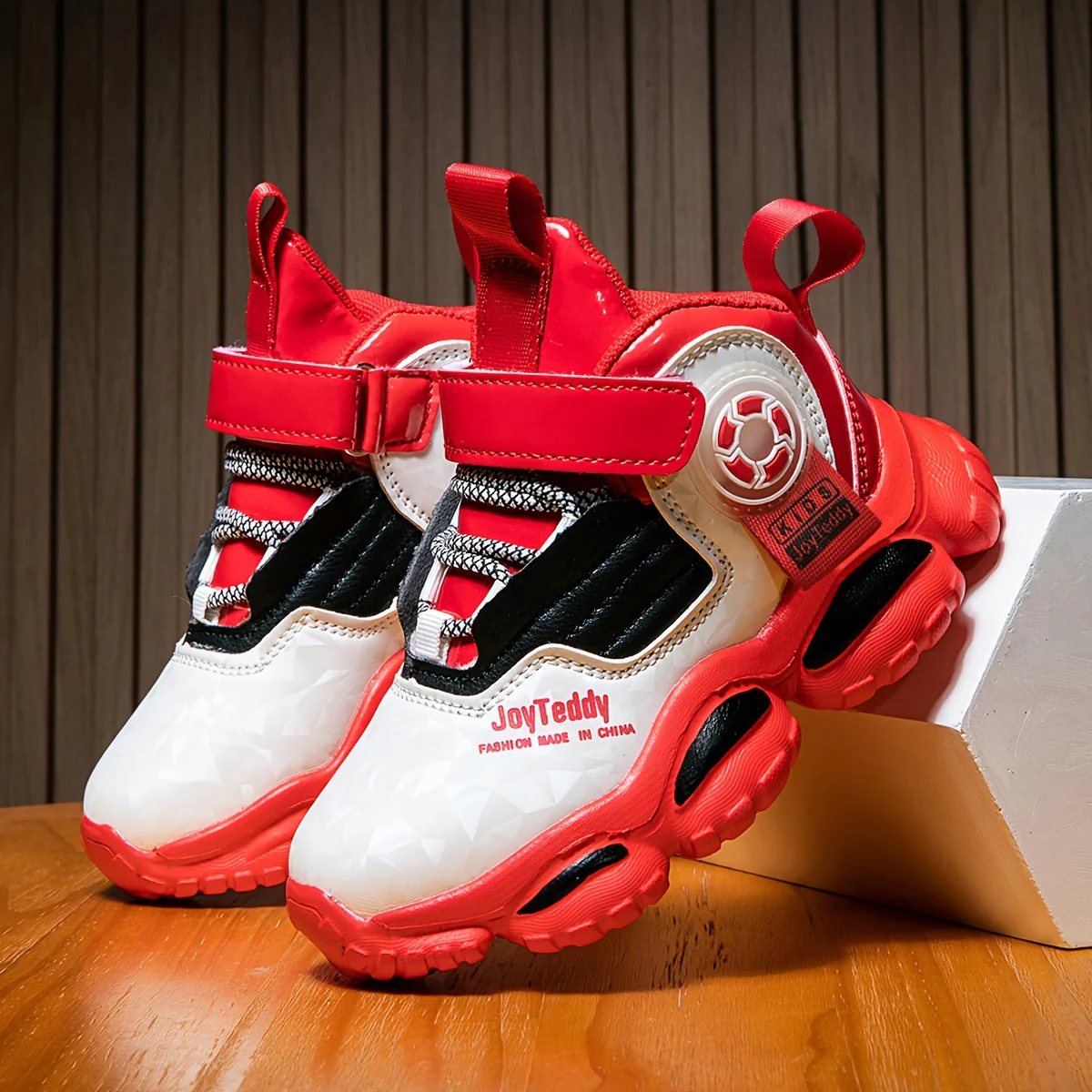 Une paire de chaussures de sport – Image 2